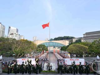 庆祝“五一”国际劳动节 重庆人民广场举行升国旗仪式