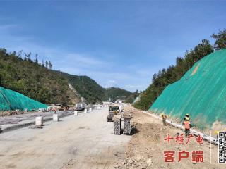 “五一”期间，十堰“双高路”土方开挖和路面施工有序推进