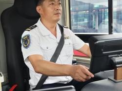 青岛城阳巴士劳模张晓峰：十米车厢里的最美摆渡人