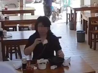 女子用餐后将擦鼻涕纸扔进碗和罐子里引热议 当地回应：已关注此事，暂未找到该女子