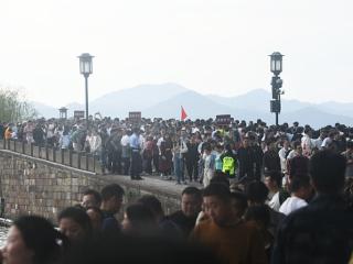 五一首日多地景区开启“人从众”模式：西湖游客调侃“断桥要压断了”，云冈石窟首度开启夜游