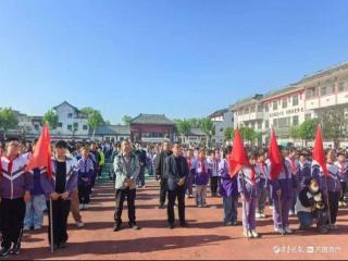 东关民族小学举行喜迎国际劳动节主题升旗仪式