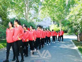 龚翔宇领衔，19人全体出动，故地重游，学习女排精神