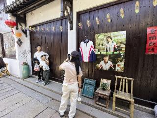 《北上》带火取景地 五一假期两地花街“同框”