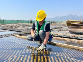 110余建设者“五一”鏖战 青岛羽球基地向封顶目标全力进发