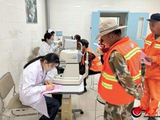 沂水县开展第四届“关爱环卫工人眼健康”公益查体活动