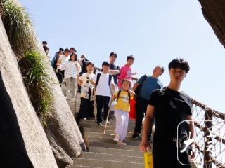 “五一”假期首日天柱山东关新游线引爆旅游热潮