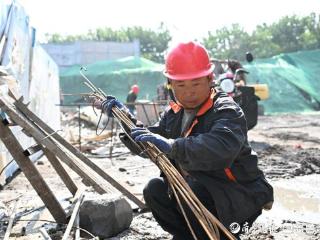 致敬劳动者丨坚守岗位，即墨建设者奋战一线抢工期
