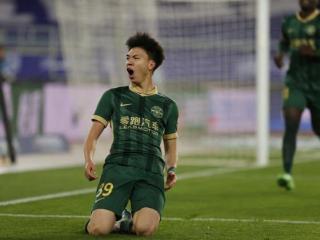 王钰栋挡不住！单刀爆射世界波，首次主场三连杀，18岁已轰6球