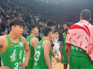 辽宁被淘汰后太暖！球迷喊口号，张镇麟抱大韩弗格，杨鸣等待全队