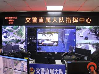 日照交警启用无人机疏导万平口景区交通 喊话热情迎接游客