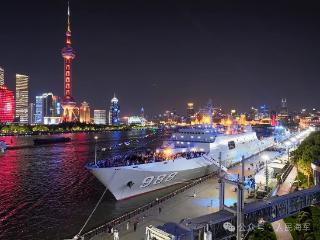 拿旧“船票”登上新战舰的老人，得到了一份特殊礼物