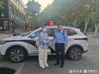 游客骑车时手机不慎滑落 细心民警俩小时帮其找回