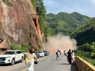 贵州赤水丹霞大瀑布附近山体塌方有车辆被埋，景区回应：无人员伤亡