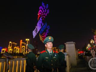武警官兵守护“客流”，力保无人机灯光秀万无一失