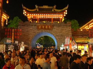 荣昌真的接住了“泼天流量”：五一首日游客总数破35万，政府大楼都成了打卡点