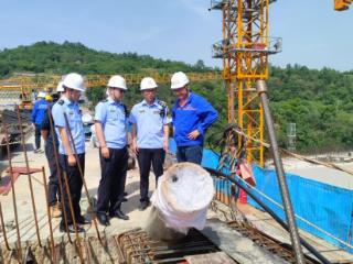 重庆万州：五一期间交通执法护航重点工程建设