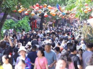 出游人气爆棚！“五一”首日超15万人打卡十八梯传统风貌区