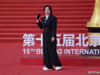 74岁刘晓庆亮相红毯，穿大衣+阔腿裤+厚底鞋，又飒又美