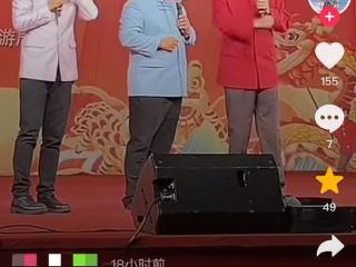 冯巩现身涞水演出！背破旧斜肩包场地略显寒酸，曝邀请人大咖身份