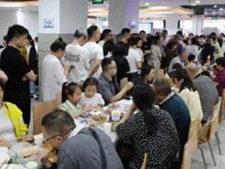 餐盘用光、米饭“炫”了半吨！这个政府食堂火了