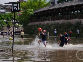 水上篮球乐享“五一”