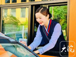 五一期间，天堂寨高速收费站员工坚守岗位保畅通