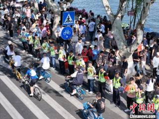 杭州西湖“最美人墙”如约而至 点亮城市文明