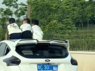 3名男童坐车顶天窗“兜风” 宜宾交警：属实，记3分罚200