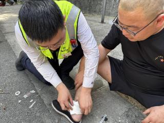 货车司机遭毒虫叮咬 高速收费站上演“专业救援”