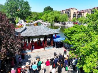 安丘青云山景区景色旖旎，大批济南游客赶来休闲度假