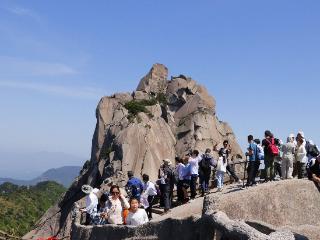 “五一”假期第二天，天柱山映山红争奇斗艳醉游人