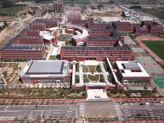 山东省实验中学鹊华校区现代感十足，将于9月1日启用