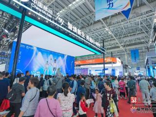 “五一”假期 数字峰会现场体验区人气旺