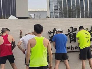 十泡尿引发的“惨案”：一场马拉松背后的文明与尴ga