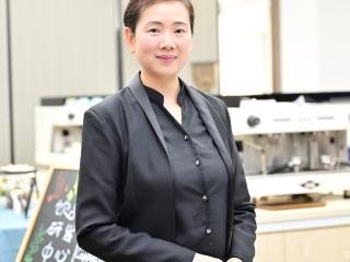 行行有绝技丨最小间距0.5厘米 餐具摆台她又快又准