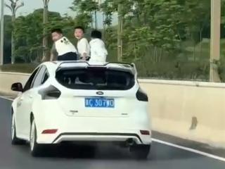 行驶途中3男孩从汽车天窗探出身体：非常危险、有致死案例！