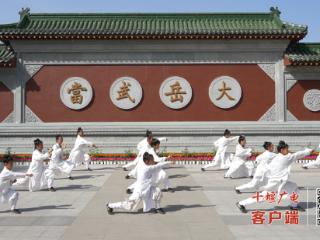 武术表演点燃假日激情，武当山景区游客如织