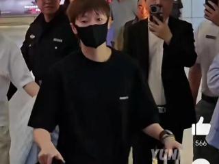 王曼昱深夜抵达成都，开启封训，网友爆料她的主管教练已经确定，正是陈梦的主管教练孙逊