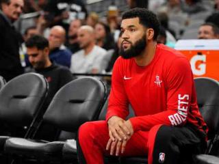 NBA历史后卫球员季后赛对阵库里至少10场比赛中，范弗里特拥有最佳战绩7胜5负