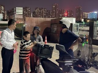 男童夜晚走失，高速收费员帮忙寻家长