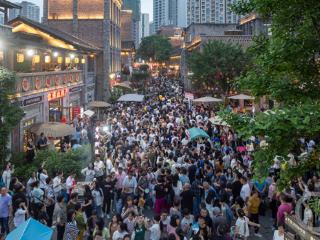 文旅小镇夜经济火爆，游客如织共享城市烟火气