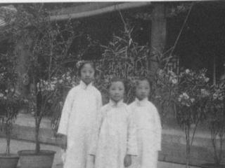 她是宣统皇帝最小的妹妹，一直活到了2004年，一生为教育事业服务