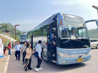 “周边游”持续升温 40余台渝约公交上线保障出行