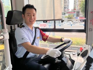 日答游客上百问 公交司机变身重庆旅游“推介人”