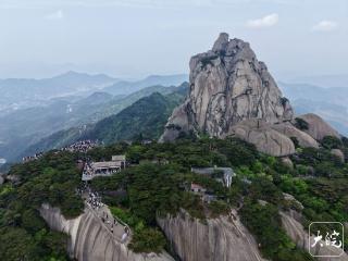 “五一”假期天柱山风景秀丽，记者航拍奇峰怪石