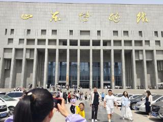 五一假期山东博物馆迎参观热潮，馆方延时开放
