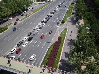 济南经十路省博物馆段车道“瘦身加密”，通行效率明显提高