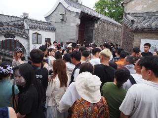 济南老城的起凤桥“堵车了”，五一假日每天数千人打卡很热闹