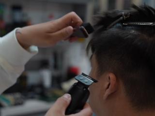 暗夜守护者｜当霓虹渐暗，他在用剪刀雕琢“头等大事”